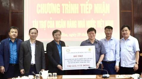 Công đoàn Ngân hàng Việt Nam trao 5 tỉ đồng hỗ trợ xây dựng trường học