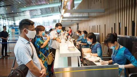 Đề xuất hàng không, lữ hành 'bỏ khẩu trang', chuyên gia 'báo động đỏ' về nguy cơ lây lan dịch