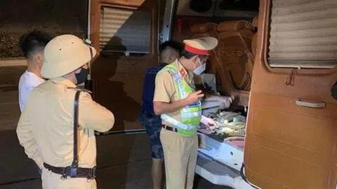 Quảng Ninh: phát hiện xe khách chở 25 kg sừng động vật