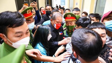 Hàng trăm cổ động viên vây kín huyền thoại Billiard - Efren Reyes