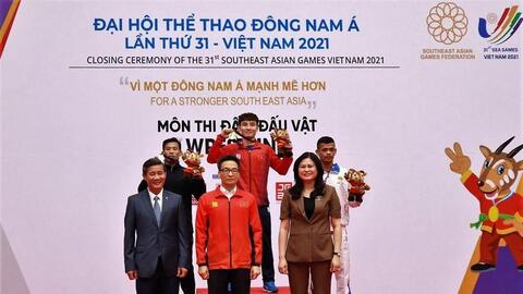 Phó Thủ tướng Vũ Đức Đam cổ vũ, động viên các vận động viên tại Nhà thi đấu Gia Lâm, Hà Nội