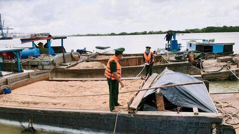 Bắt giữ 03 ghe tải vận chuyển, khai thác cát trái phép trên sông Đồng Nai
