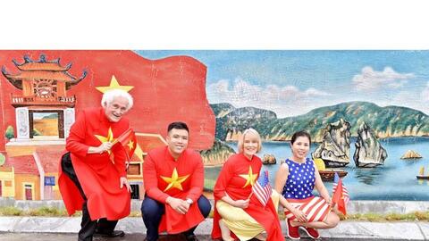 Tôn vinh di sản thiên nhiên văn hóa trong tranh gốm Việt Mỹ