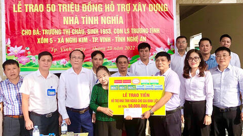 Trao hỗ trợ kinh phí xây dựng nhà tình nghĩa cho thân nhân liệt sỹ