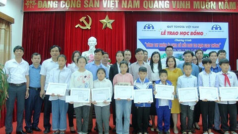 Quỹ Toyota Việt Nam trao tặng học bổng “vòng tay nhân ái” tại Thanh Hóa