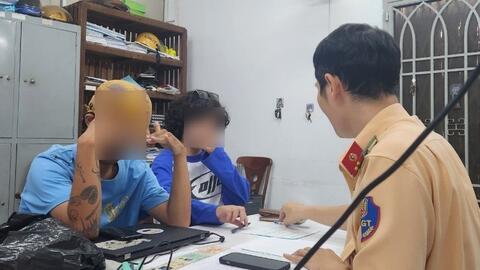 Đứng trên yên xe quay clip, 2 thanh niên bị xử phạt