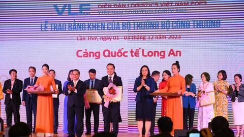 Cảng quốc tế Long An nhận bằng khen thành tích xuất sắc về logistics
