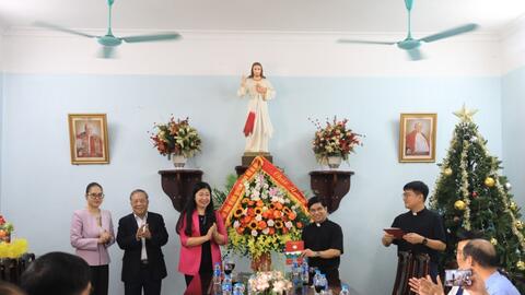 20 suất quà tặng đồng bào công giáo có hoàn cảnh khó khăn