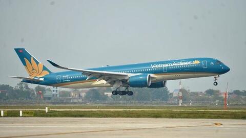 Cổ phiếu Vietnam Airlines thoát khỏi diện cảnh báo