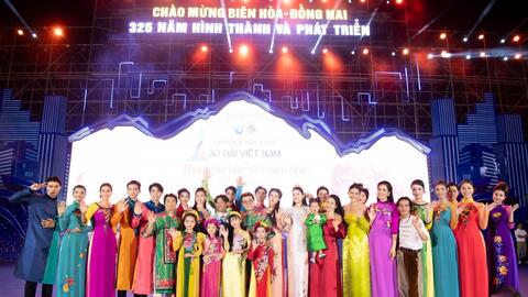 Mẫu nhí Cherry Phạm diễn Vedette cùng Hoa hậu Kim Nguyên