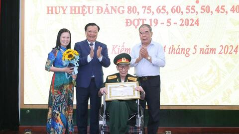 190 đảng viên quận Hoàn Kiếm nhận Huy hiệu Đảng đợt 19/5