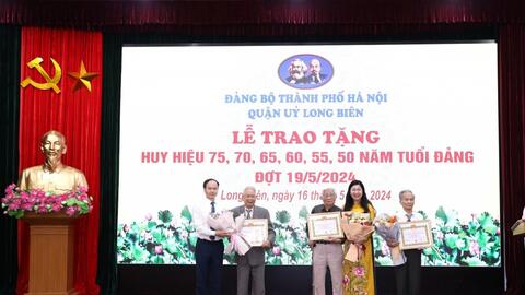 Trao Huy hiệu Đảng tặng đảng viên lão thành quận Long Biên