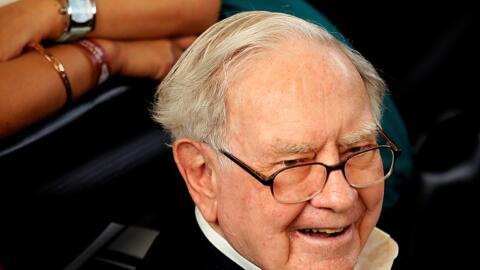 Warren Buffett hé lộ hai khoản đầu tư mới cùng thời gian thoái bớt vốn khỏi Apple