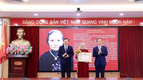 Chủ tịch HĐND TP Hà Nội trao Huy hiệu Đảng tại quận Đống Đa