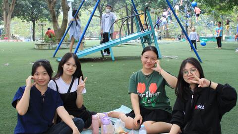 Giới trẻ Hà Nội tận hưởng những ngày thu đẹp nhất trong năm