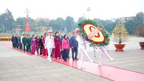 Đoàn đại biểu TP Hà Nội vào Lăng viếng Chủ tịch Hồ Chí Minh