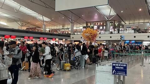 Sân bay Tân Sơn Nhất chật kín khách trở về sau Tết