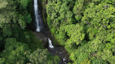 Ngắm 2 thác nước tự nhiên tuyệt đẹp giữa rừng Quảng Ngãi