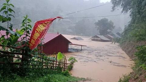 Thủ tướng yêu cầu không để người dân đói khát, không có chỗ ở do mưa lũ