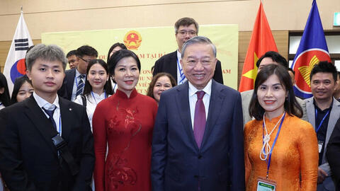 Tổng Bí thư Tô Lâm gặp gỡ cán bộ, nhân viên Đại sứ quán và người Việt Nam tại Hàn Quốc