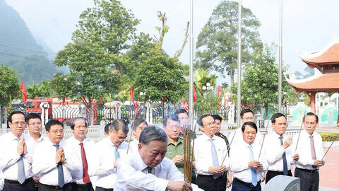Tổng Bí thư dâng hương tại Khu tưởng niệm các vị tiền bối cách mạng tại Tuyên Quang