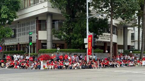 Hà Nội: Hàng ngàn người trong sắc đỏ chờ xem diễu binh, diễu hành
