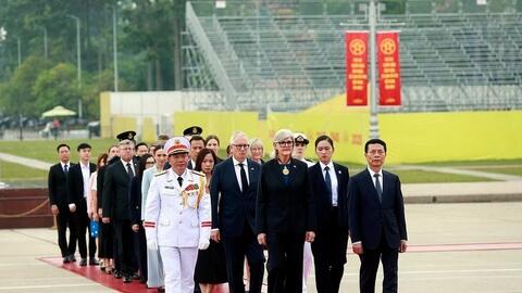 Toàn quyền Australia Sam Mostyn vào Lăng viếng Chủ tịch Hồ Chí Minh