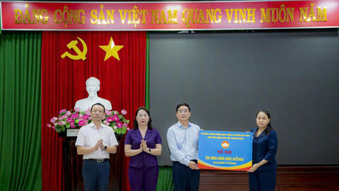 Tổng Bí thư Tô Lâm thăm hỏi, tặng quà người dân bị ảnh hưởng lũ lụt ở Huế