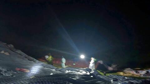 Hàng trăm người xuyên đêm gia cố đập thủy lợi 1,7 triệu m³ nước có nguy cơ vỡ ở Lâm Đồng