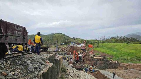 Thông tuyến đường sắt Bắc - Nam đoạn qua Đắk Lắk sau nhiều ngày gián đoạn vì mưa bão