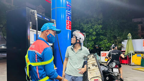 Giá xăng dầu hôm nay ngày 16/11/2025: Tăng mạnh phiên cuối tuần