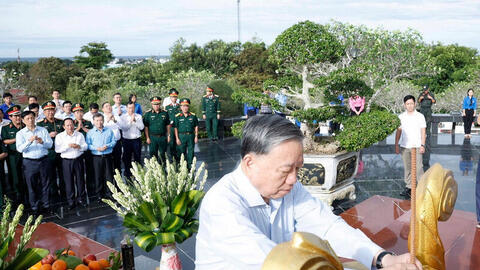 Tổng Bí thư dâng hương tưởng niệm Chủ tịch Hồ Chí Minh tại Phú Quốc