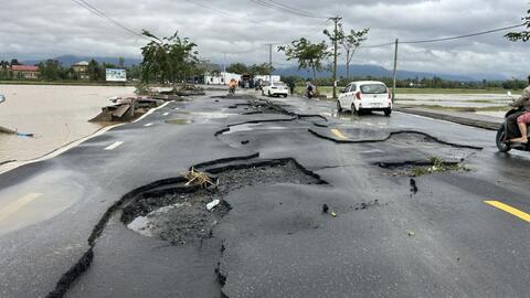 Khẩn trương thông tuyến, bảo đảm an toàn người dân sau mưa lũ