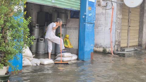 Chật vật đi làm sáng đầu tuần do triều cường ở TPHCM