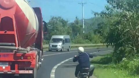 Biểu diễn bốc đầu cạnh xe bồn, thiếu niên 16 tuổi bị tịch thu xe