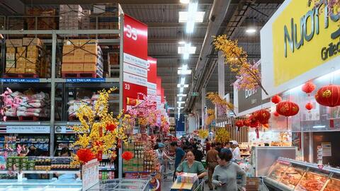 Doanh nghiệp bán lẻ tăng tốc cung ứng hàng hóa phục vụ tết Bính Ngọ