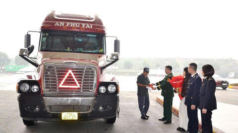 Lô hàng sầu riêng xuất khẩu “xông đất” cửa khẩu Lào Cai