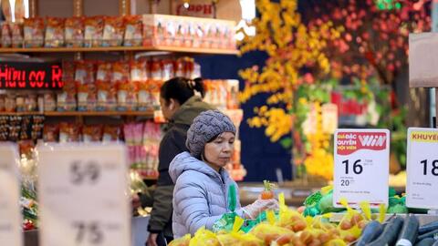 Thị trường hàng hóa ngày 28 Tết sôi động, giá cả vẫn ổn định