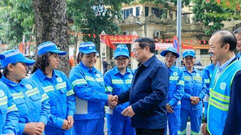 Thủ tướng Phạm Minh Chính cảm ơn, tặng quà công nhân vệ sinh môi trường tại Thủ đô