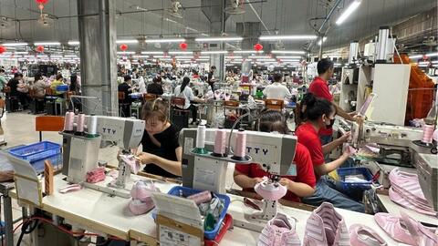 Nhà máy ở Vĩnh Long nhộn nhịp công nhân trở lại trong ngày đầu năm mới