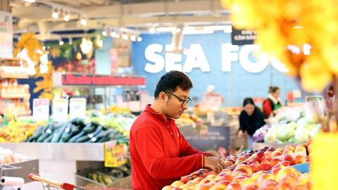 Thị trường hàng hóa mùng 6 Tết Bính Ngọ: Không khí mua sắm nhộn nhịp