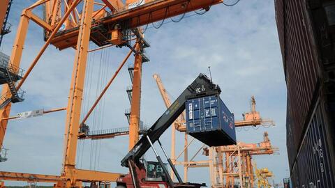 Xuất nhập khẩu hàng hóa sôi động đầu Xuân