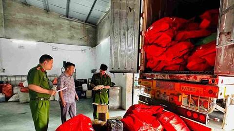 Bắt giữ vụ vận chuyển hơn 230 thùng nấm do nước ngoài sản xuất không có hóa đơn