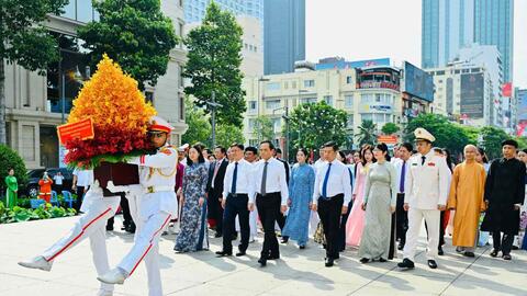Lãnh đạo TPHCM dâng hương Chủ tịch Hồ Chí Minh, các Anh hùng liệt sĩ
