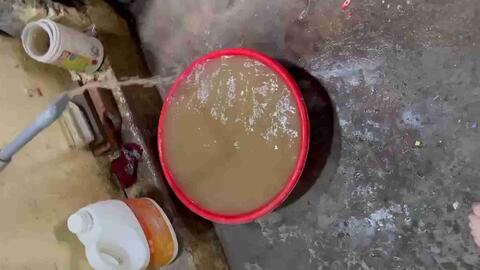 Nước sinh hoạt một thôn ở Hưng Yên đục ngầu, lẫn bùn cát