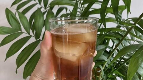 Uống nước ngọt có ga màu sẫm mỗi ngày ảnh hưởng gì đến thận