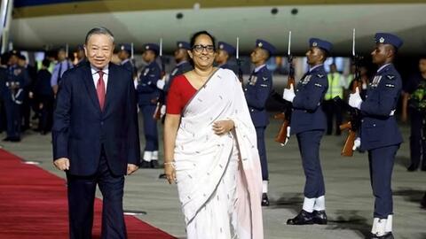 Tổng Bí thư, Chủ tịch nước được Thủ tướng Sri Lanka chào đón tại chân cầu thang máy bay
