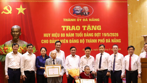 Thường trực Ban Bí thư Trần Cẩm Tú trao Huy hiệu 80 năm tuổi Đảng