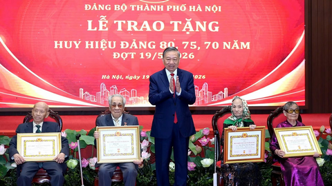 Tổng Bí thư, Chủ tịch nước Tô Lâm dự Lễ trao tặng Huy hiệu Đảng tại Hà Nội