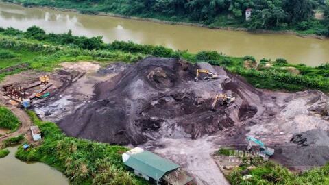 Nỗi lo ô nhiễm từ bãi tập kết tro xỉ quy mô lớn bên sông Cầu